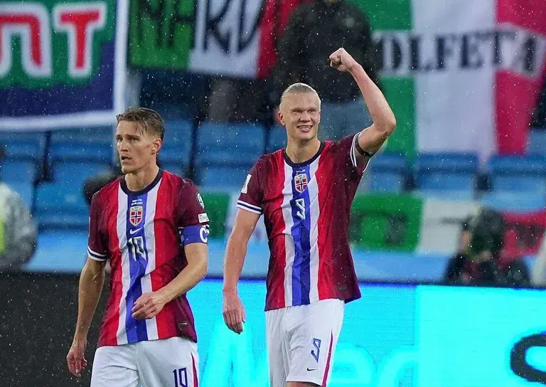 UHFutbol's tweet photo. 🇳🇴 Noruega vence a Estonia 4-1

Gran triunfo del equipo nórdico en su partido de hoy, demostrando contundencia y buen juego ofensivo. ⚽

#UHF #Noruega #Estonia #Fútbol #Resultados https://t.co/CKxN4To9KX