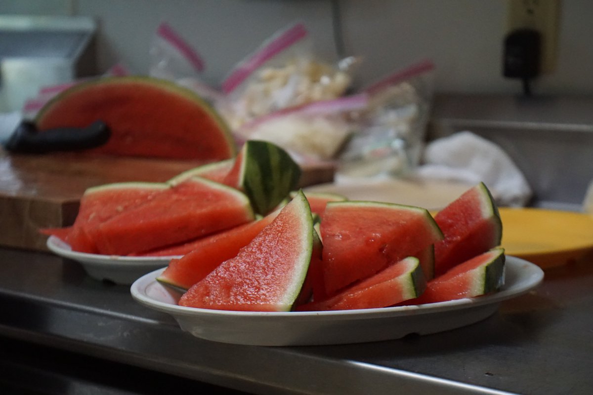 AHSNCState's tweet image. How can we make farm-fresh food easier for preschools to buy and sustainable for farmers? 🍎🌱

Researchers from @cefsnc and AHS tested strategies like group ordering and mobile markets to bridge the gap. 🚜🏫 Explore our new #localfood buying guides ⬇️ ow.ly/k2QF50XpJhi