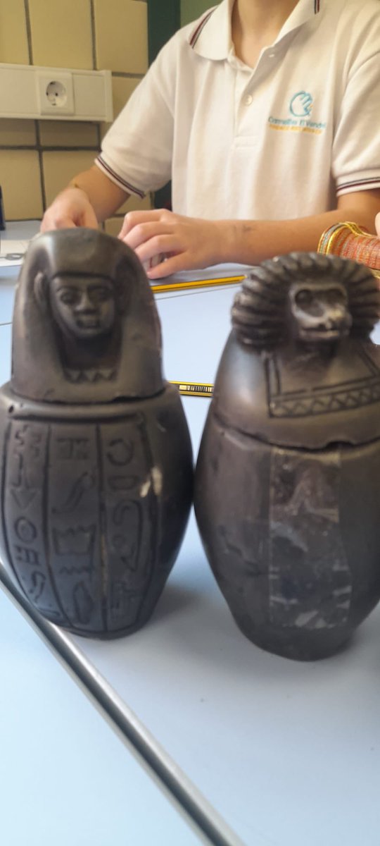 Alumnes de 1r d’ESO C viuen una experiència faraònica amb <a href="/Scholactiva/">scholactiva</a> 🏺🇪🇬
Descobreixen la vida a l’antic Egipte, la momificació i la tomba de Tutankamon.
Properament, hi participaran la resta de grups! #EducantelCORdelacomarca