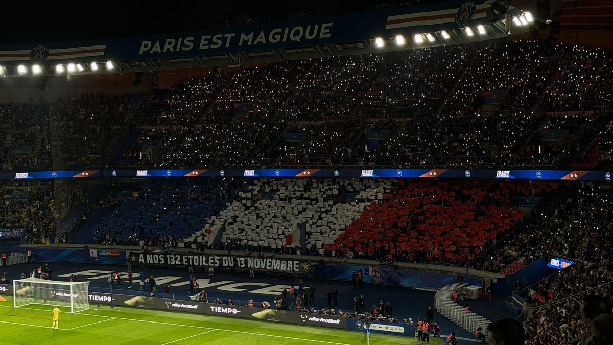 Footballogue's tweet image. &quot;𝗔 𝗡𝗢𝗦 𝟭𝟯𝟮 𝗘́𝗧𝗢𝗜𝗟𝗘𝗦 𝗗𝗨 𝟭𝟯 𝗡𝗢𝗩𝗘𝗠𝗕𝗥𝗘&quot; 🕊️

Le Parc des Princes chante une nouvelle Marseillaise à la 15e minute, en hommage aux victimes des attentats. ❤️‍🩹❤️‍🩹🇫🇷