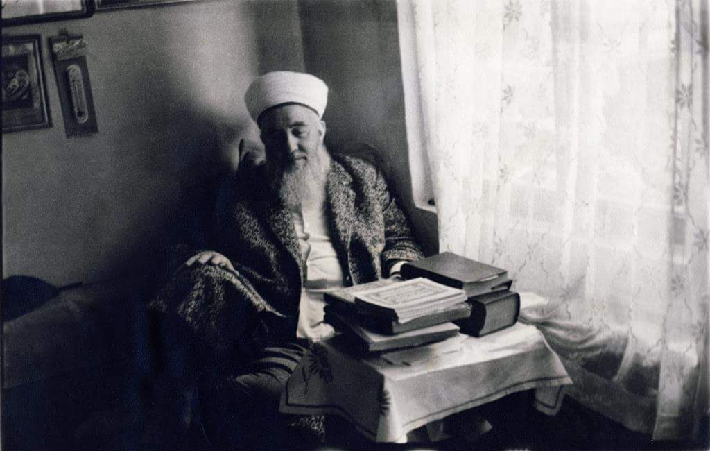 "Arkadaşlık pekey demekle kaimdir" sözü yol adamının düsturu olacak kıymettedir. 

Gümüşhanevi Dergahının büyük hocası Mehmed Zahid Efendi 13 Kasım 1980'de Rabbi'ne iltica etmişti. Görünmeyen büyük bir üniversite diye tabir olundu. Elhak doğrudur.

Allah Teala onu cennetine