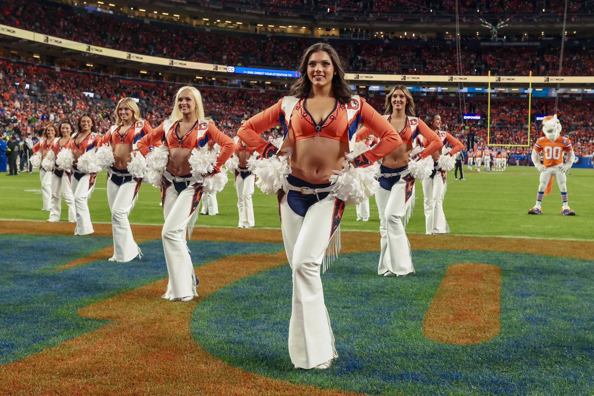 TNF through the lens 📸

#LVvsDEN

Full gallery ➡️ denverbroncos.com/photos/denver-…