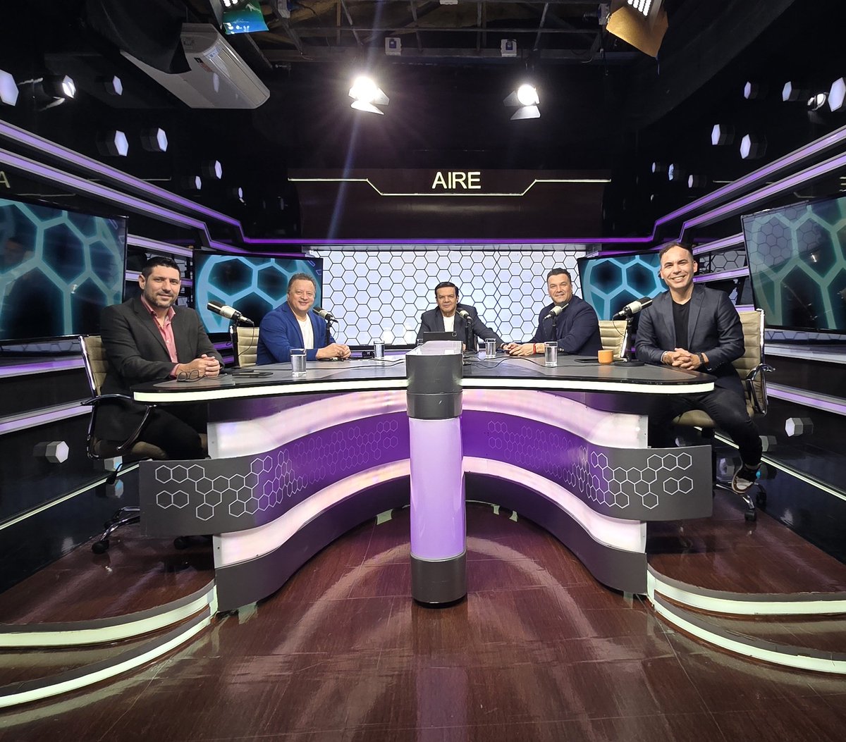 🔴 Arranca #SuMajestadElFútbol con <a href="/DaRosaRuben/">Ruben Dario Da Rosa</a> <a href="/jjgomez78/">Juan Jose Gomez</a> <a href="/FranLopezBorja/">Francisco Lopez</a> <a href="/NelsonReneOk/">Nelson Rene</a> y Hugo Miño.

✅️ Se viene el amistoso de la Albirroja, la final de la Copa Paraguay y ya están los goles nominados al Premio Puskás.

🕢 Todo eso y mucho más, hasta las 19:00.