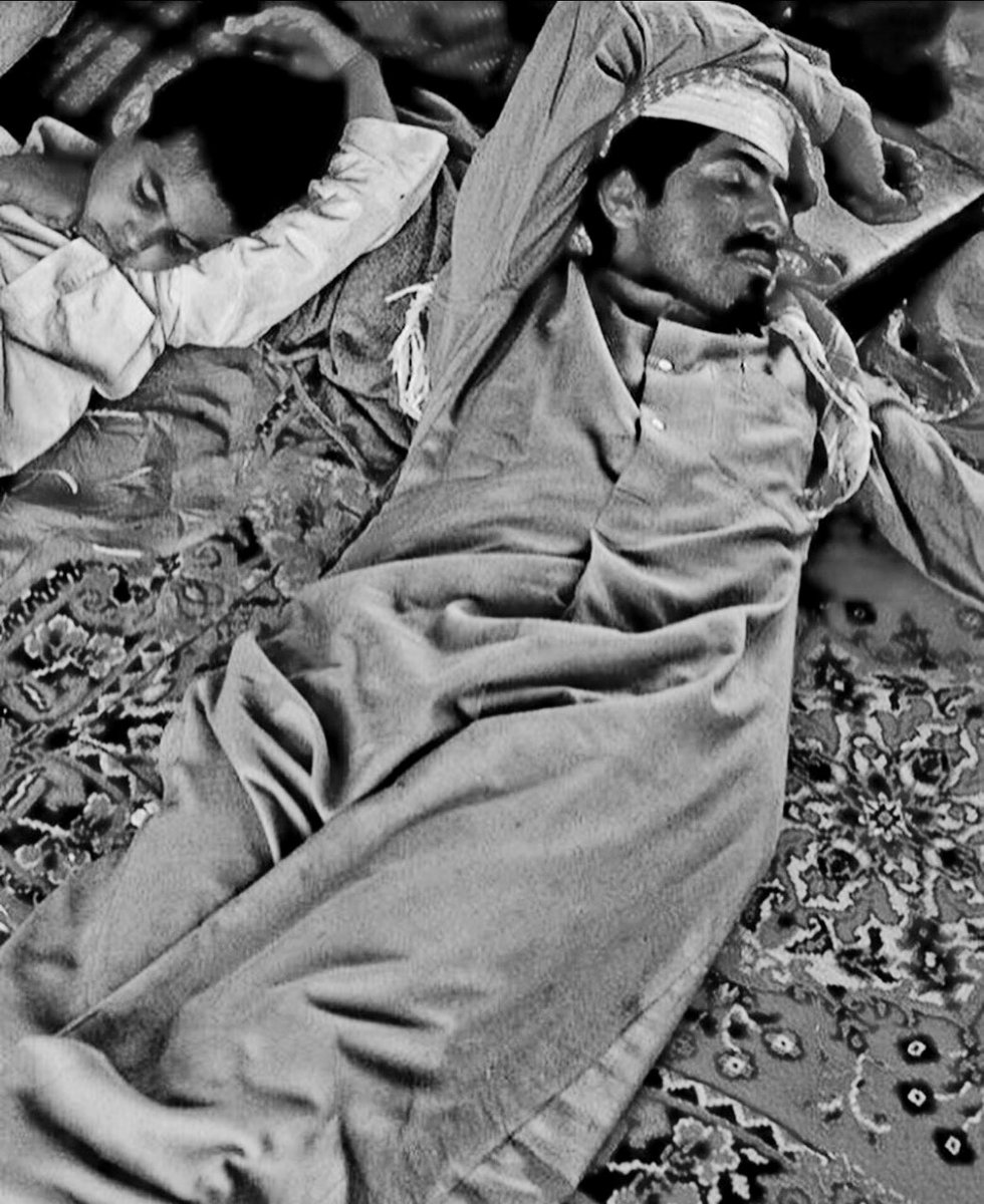 الا ياوجودي وجد من هم يبغى النوم 
جفاه المنام وصار في خدمة همومه

تلفت وقامت عبرته فالضمير اتععوم 
لاشاف العرب كلن رقد واهتنى نومه