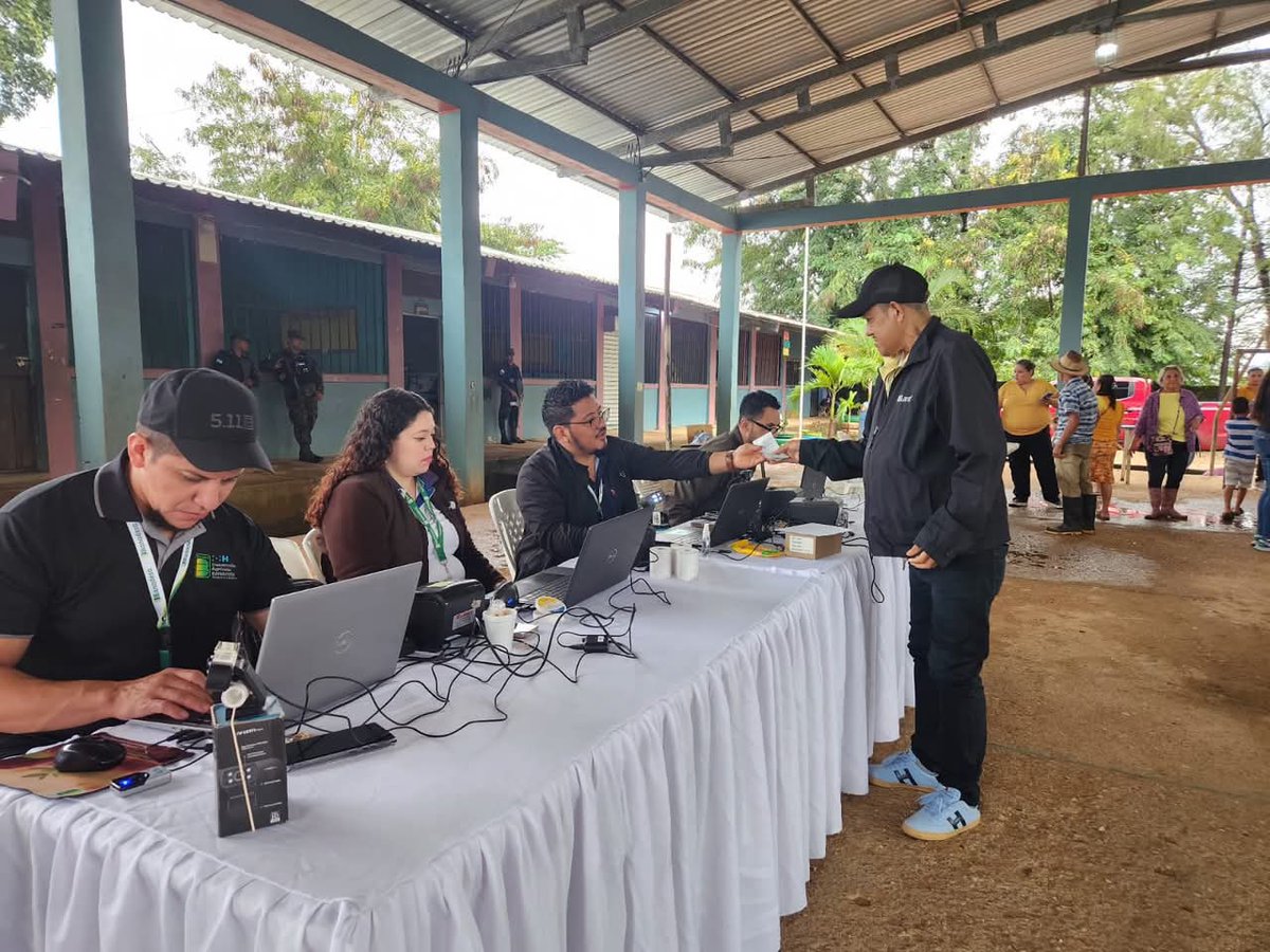 La refundación avanza con la llegada del #BonoOro, #BonoEsperanza y las #BecasSolidarias a Bonito Oriental, Colón. Siguiendo el mandato de  desarrollo social de nuestra Presidenta Xiomara Castro, se recibió a los becarios y beneficiarios en el C.E.B. Alexis O. Padilla Carbonal.