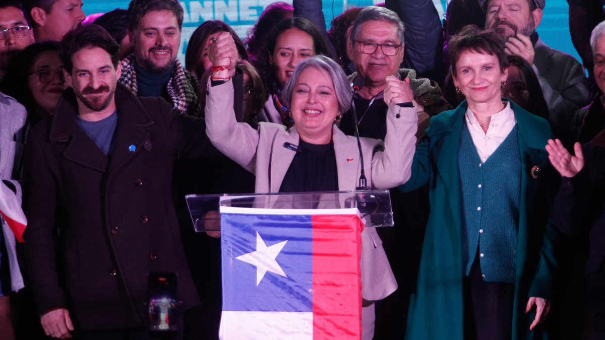 INSISTO 
Hagámosla corta, votemos en masa por Jeannette Jara este domingo, asi no tenemos que ir con 36 grados en diciembre y en plena epoca navideña a votar, imaginense los vocales que les toque ir dos veces en menos de un mes y además ahorramos 25 mil millones de pesos que