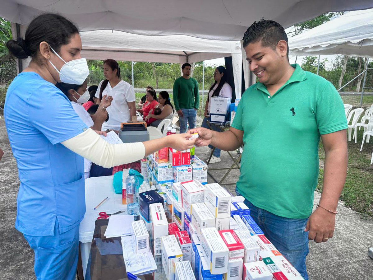 DPS_LosRios's tweet photo. #ElEmpalme | Personal de @Salud_Ec realiza brigada médica 👨‍⚕️👩‍⚕️👩‍⚕️🩺💊💉 en el recinto Buena Suerte de la parroquia La Guayas, donde se brindaron servicios de: 
✅Medicina general
✅Vacunación 
✅Entrega de medicación 
✅Control de enfermedades crónicas como hipertensión y diabetes https://t.co/pZ8lIK5Qjw
