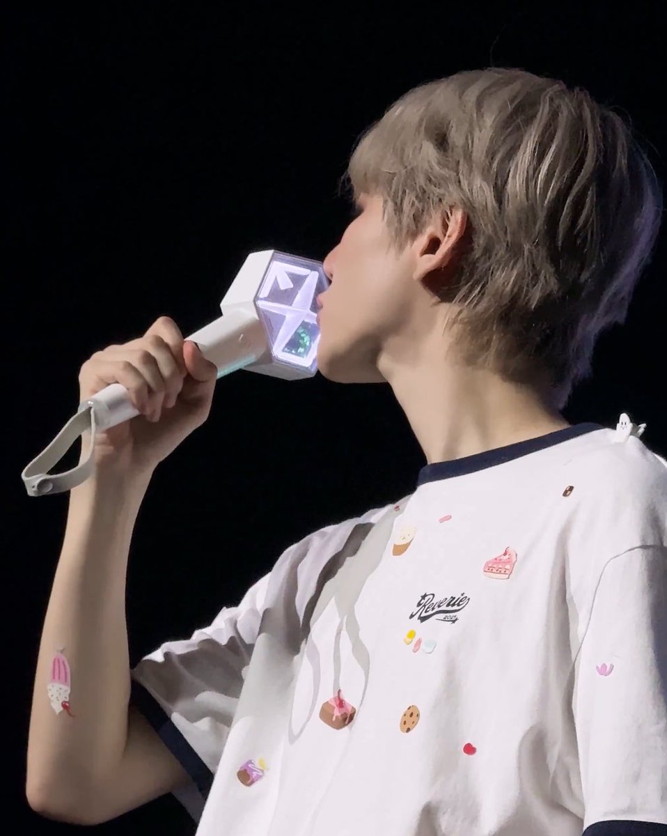 baekhyunbasho's tweet image. Baekhyun loves EXO and the Eribong ,that will never change