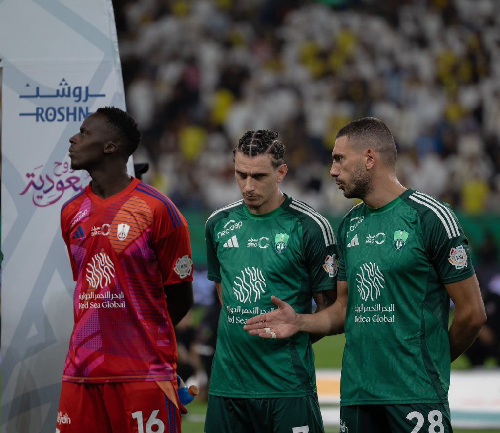 والله اني اعشق ذا الثلاثي بشكل فضيع .. 
من سنوات ماصرت اطمن دفاعيًا على فريقنا الا معهم تجديد عقودهم لاكبر مدة ممكنة هو اكبر مكأفاة بيحصل عليها المشجع الاهلاوي .. 

طالما العقليات الطموحة العاشقة للانجازات موجودة في النادي ماعمرنا بنغيب عن منصات التتويج باذن الله