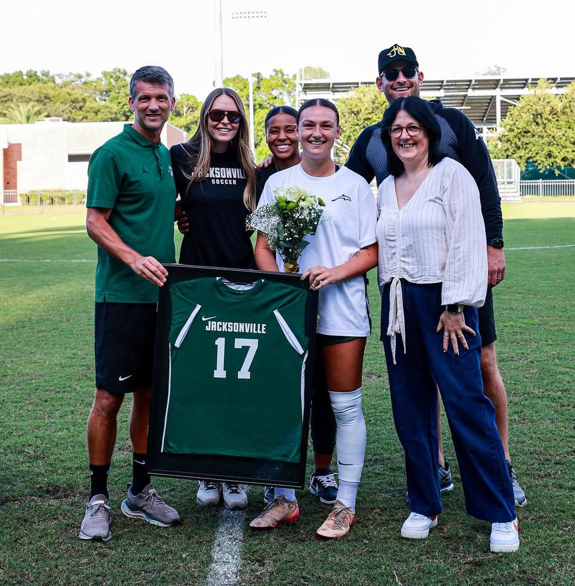 G2CollegeSoccer's tweet image. 📸 | A brilliant recent senior day photo of Go 2 College Soccer client Sam Sharrocks and her family at Jacksonville University.

Sam has had a quality student athlete career and senior day is always a special occasion.

Well done Sam, we are really proud of you!!

#Go2Community…