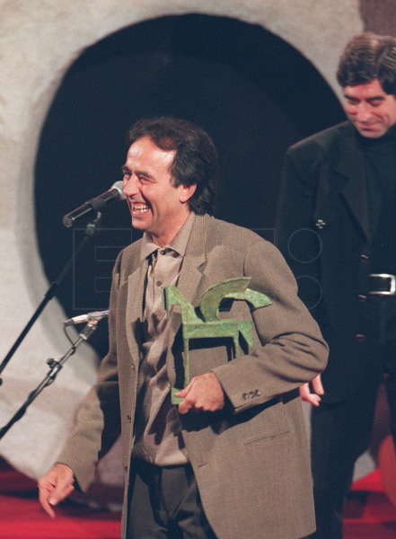 #13nov de 1995, en Barcelona, Joan Manuel Serrat recibía el galardón Especial de los premios Ondas 95 a su trayectoria profesional, que le entregó Joaquín Sabina. #EFEfototeca
