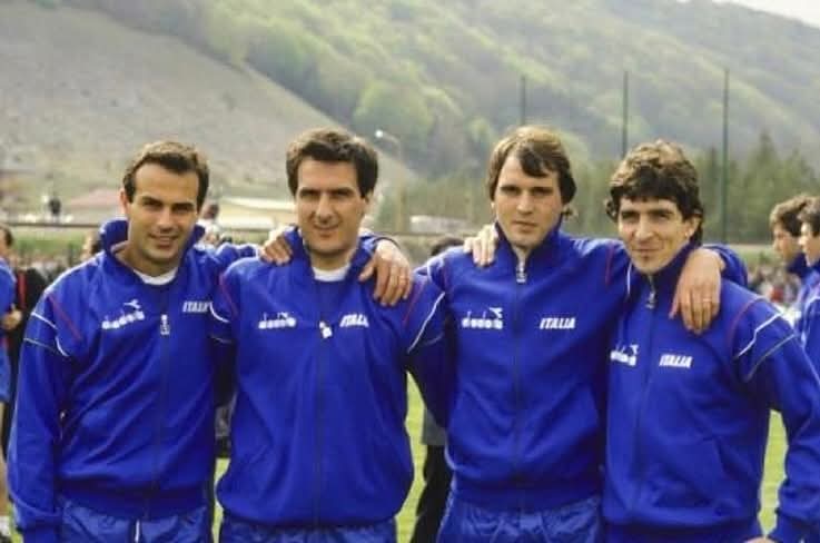 Ilarioebasta's tweet image. La #Juventus ha fatto grande il calcio italiano nel Mondo fino al 2006.
Dopo di allora, gli eterni sconfitti incapaci di batterla sul campo hanno deciso che, per interessi personali, il calcio poteva anche fallire, importante era portare a casa titoli di cartoni in serie.