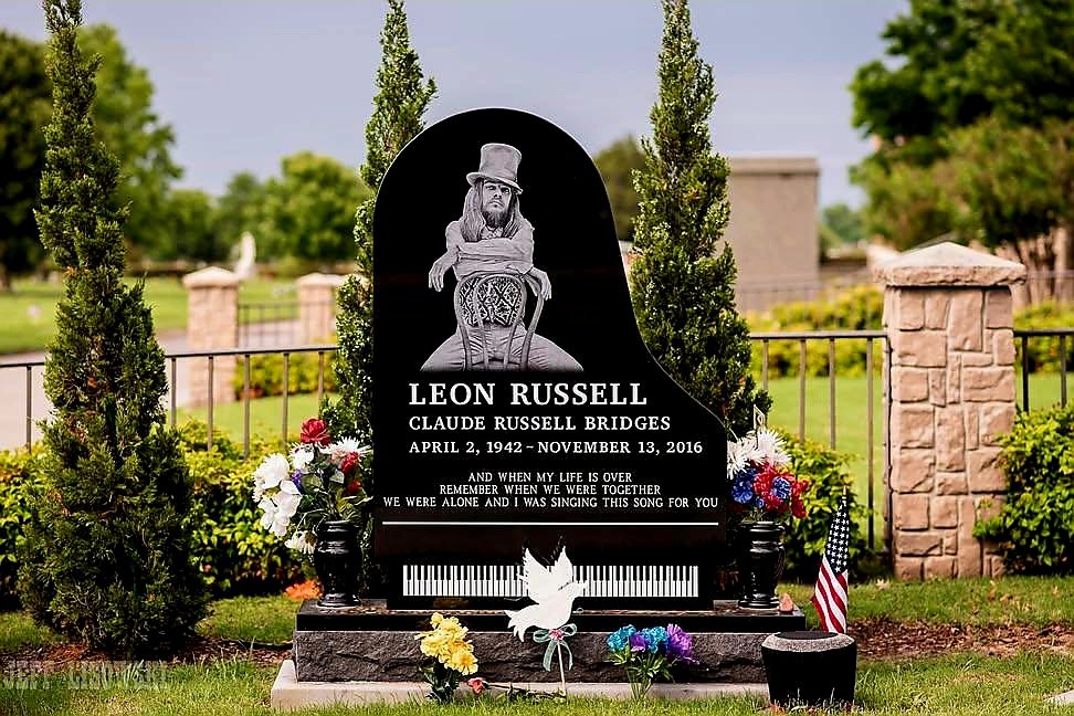 À l'occasion du 9e anniversaire de sa disparition la ville de Tulsa a déclaré 13 novembre « LEON RUSSELL DAY » en hommage à un créateur visionnaire qui a marqué l'industrie musicale.

Adamo appréciera (Œil de Pierre😘) 
📷 Jeff Lisowski