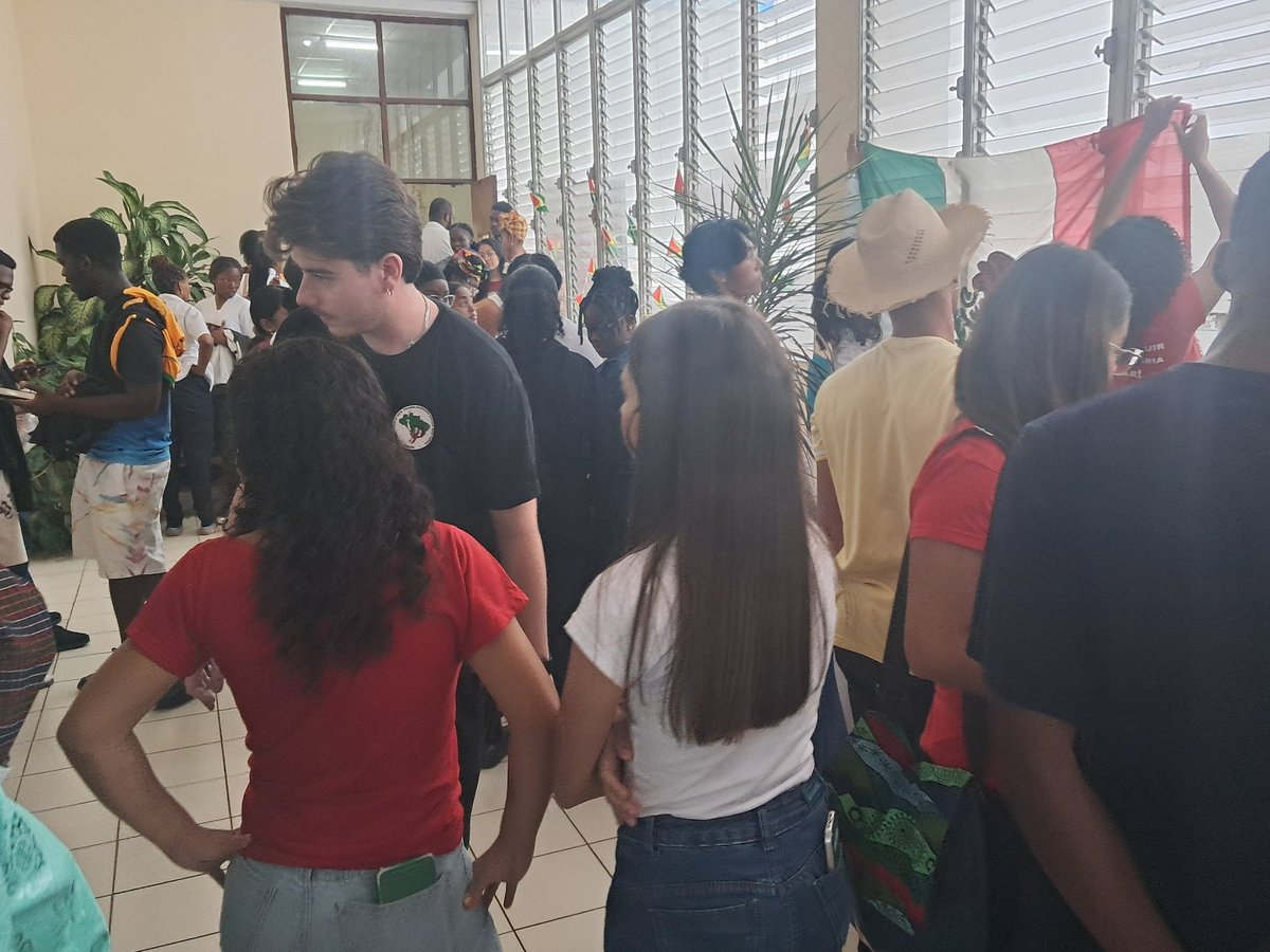LimaLeiram13637's tweet photo. Se realizan actividades de celebración por el 26 Aniversario de la creación de la ELAM. 
Espacio de intercambio social, cultural, y formativo. 
Con más de 31000 graduados de 120 paises.
Eso es Cuba. 
Gracias Fidel!!
#elamvive 
#SomosElam https://t.co/xeSwuikg3w
