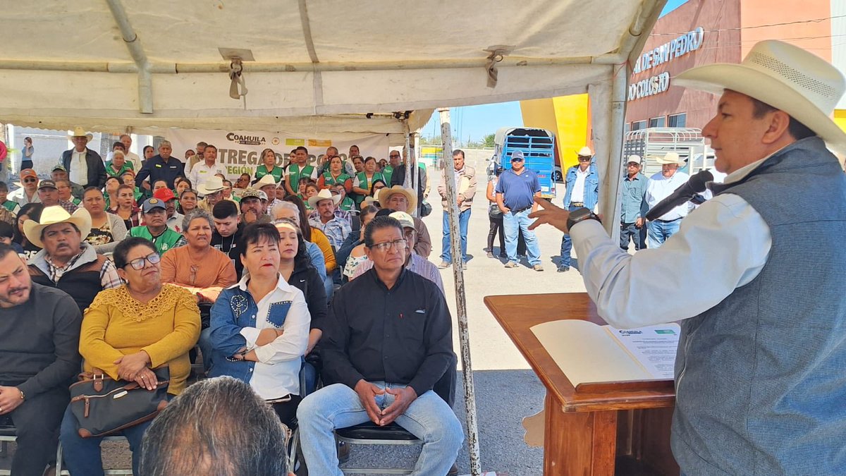 En el municipio de #SanPedroDeLasColonias, el Secretario de Desarrollo Rural, Jesús María Montemayor Garza, junto a la alcaldesa Brenda Guereca,  realizó la entrega del programa #SementalesCaprinos2025  #Coahuila. #CoahuilaPaDelante #APasosDeGigante