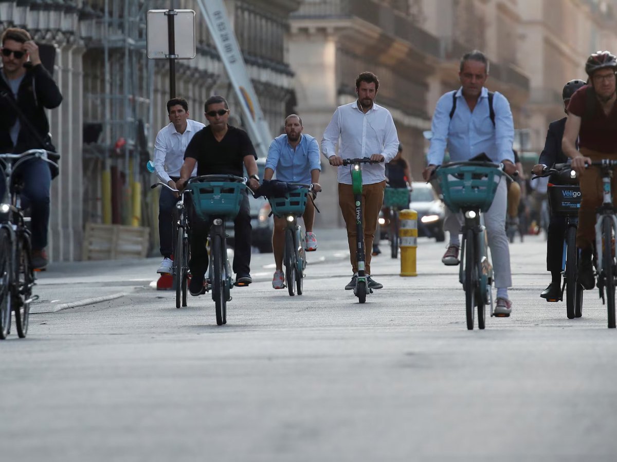 En tan solo un año, París 🇫🇷duplicó el número de usuarios de la bicicleta 🚴‍♀️ gracias a una inversión millonaria 💶 pero esto más que estadística es un reflejo de un cambio social más amplio hacia la movilidad sostenible y la renovación urbana. momentummag.com/paris-cycling-…
