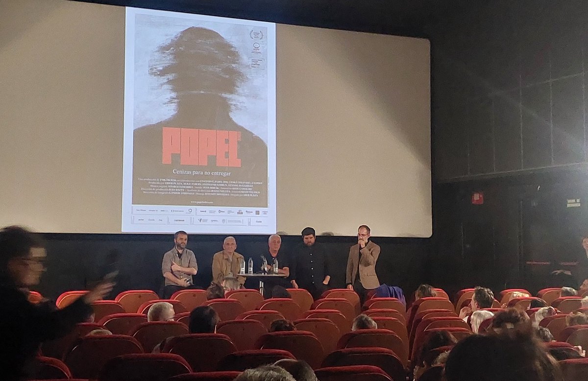 Plazer handia, Unai Egiak Madrilen egin daben "Y los campos se quedaron sin flores" liburuaren aurkezpenean izatea. Txekiako #hradištko-ko kontzentrazino esparruan hildako pertsona batzuen ibilbidean oinarritzen da. Oier Plazak modu zirraragarrian kontatu dau #popel dokumentalean