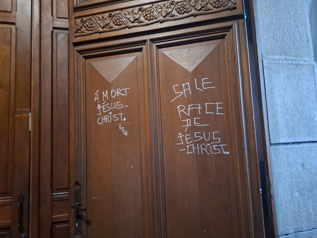 SiateSanti's tweet image. 🇨🇵 Ecco le iscrizioni anticristiani scoperte sulla porta centrale della chiesa parrocchiale del Sacro Cuore a #Lourdes: "Morte a Gesù Cristo" e "Razza sporca di Gesù Cristo".

Cor Jesu Sacratissimum,
— miserere nobis.