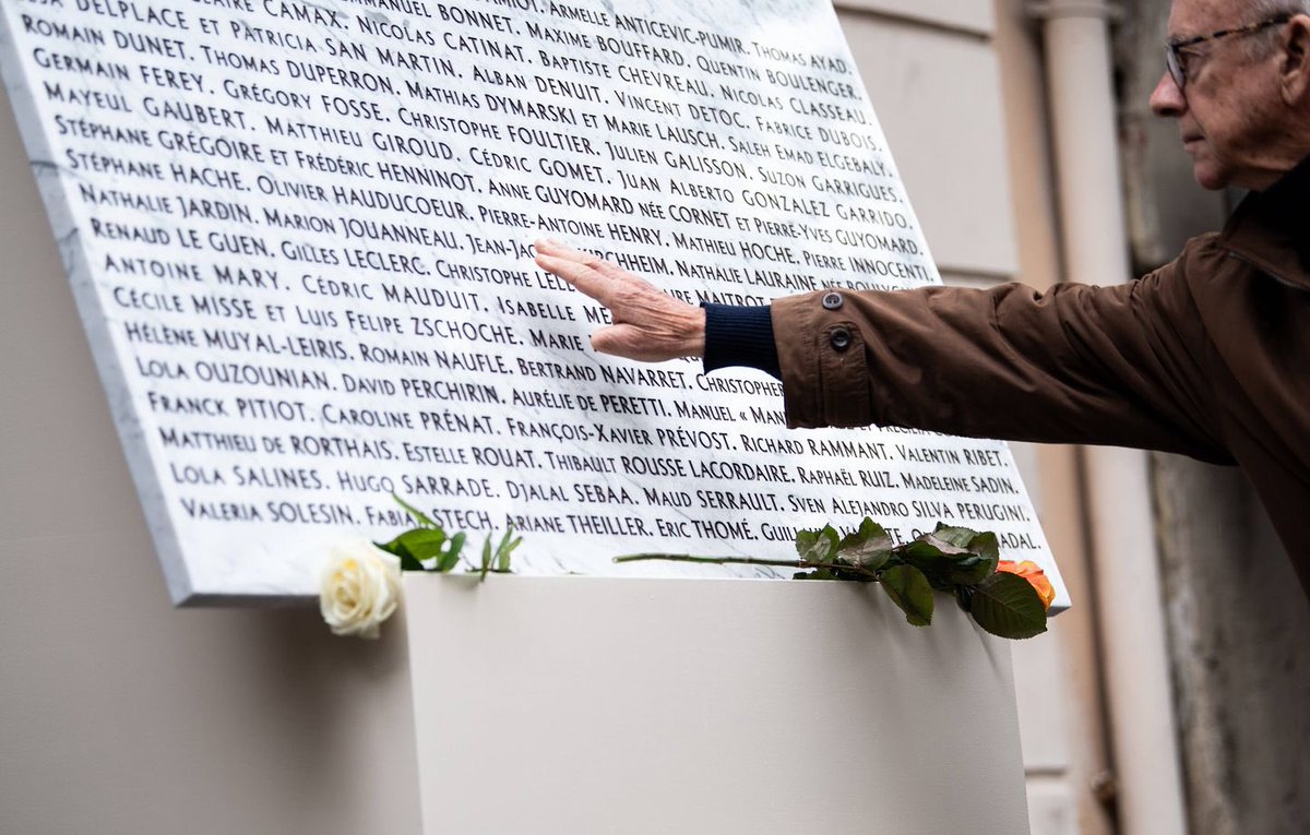 JeromeMoineuse's tweet image. 21 h 16 — Il y a dix ans.
À cette heure précise, tout a basculé.
Des enfants ont perdu un parent.
Des parents ont perdu un enfant.
Des familles entières ont été brisées en quelques minutes.

Dix ans après, cette douleur existe toujours.

#13novembre