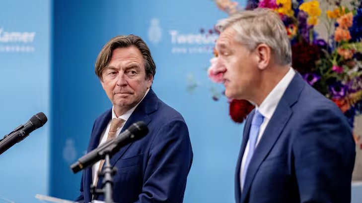 Misschien dat iemand mij uit kan leggen waarom formateurs geen politici, of mensen uit het bedrijfsleven, zijn die letterlijk met hun voeten in de klei staan? Mensen die een scherp oog hebben voor wat er speelt in de maatschappij en daar zelf ook actief aan bijdragen?