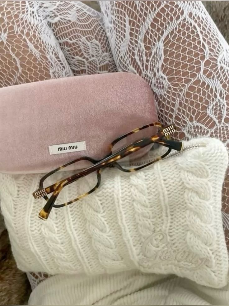 𝚛𝚎𝚒𝚗𝚊 (@flowerinafieldd) on Twitter photo 