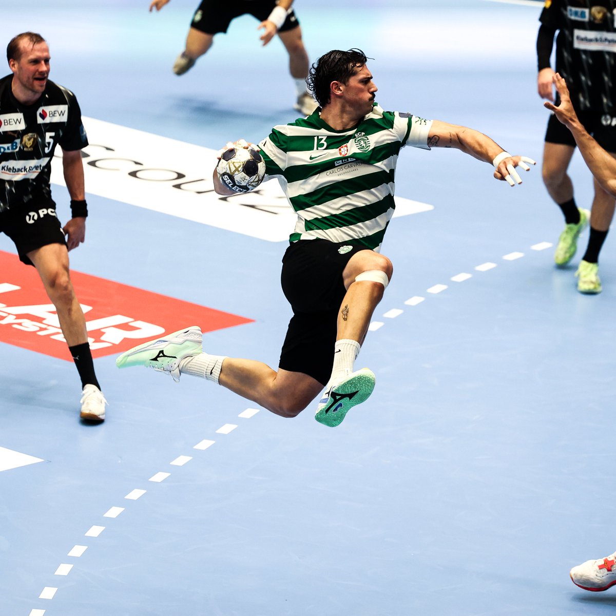 SCPModalidades's tweet photo. #AndebolSCP | ▶️ Começa a 2.ª parte na casa das modalidades. ATÉ AO FIM, EQUIPA! 🦁
🟢 19-20 ⚫ // #SCPFB #ehfcl https://t.co/VqJzLeFEYX