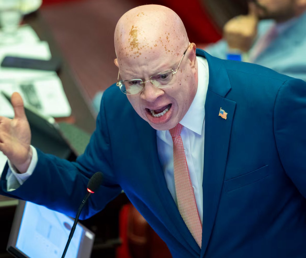 Dice Gregorio Matías en la sesión ahora mismo que las casi 400,000 personas que votaron por <a href="/juandalmauPR/">Juan Dalmau</a> deben devolver el dinero que recibieron del gobierno durante la pandemia. Que si no lo hacen son unos descarados y unos malagradecidos.