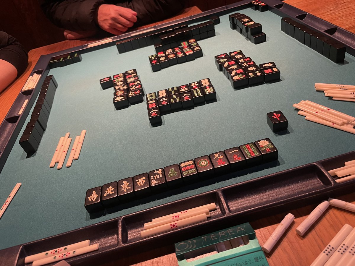 AMPMGAMES's tweet image. テンパりすぎて中でツモったみたいな写真になってるけど下家の東で国士無双13面待ち上がった‼️4人麻雀初役満が13面待ちなのえぐい