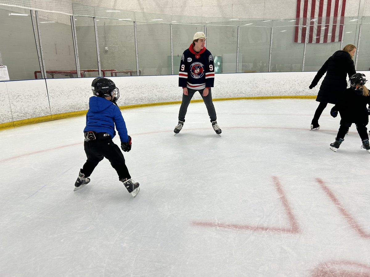 Another night of fun on the ice! 

We loved seeing everyone out on the ice at Learn to Skate last night!