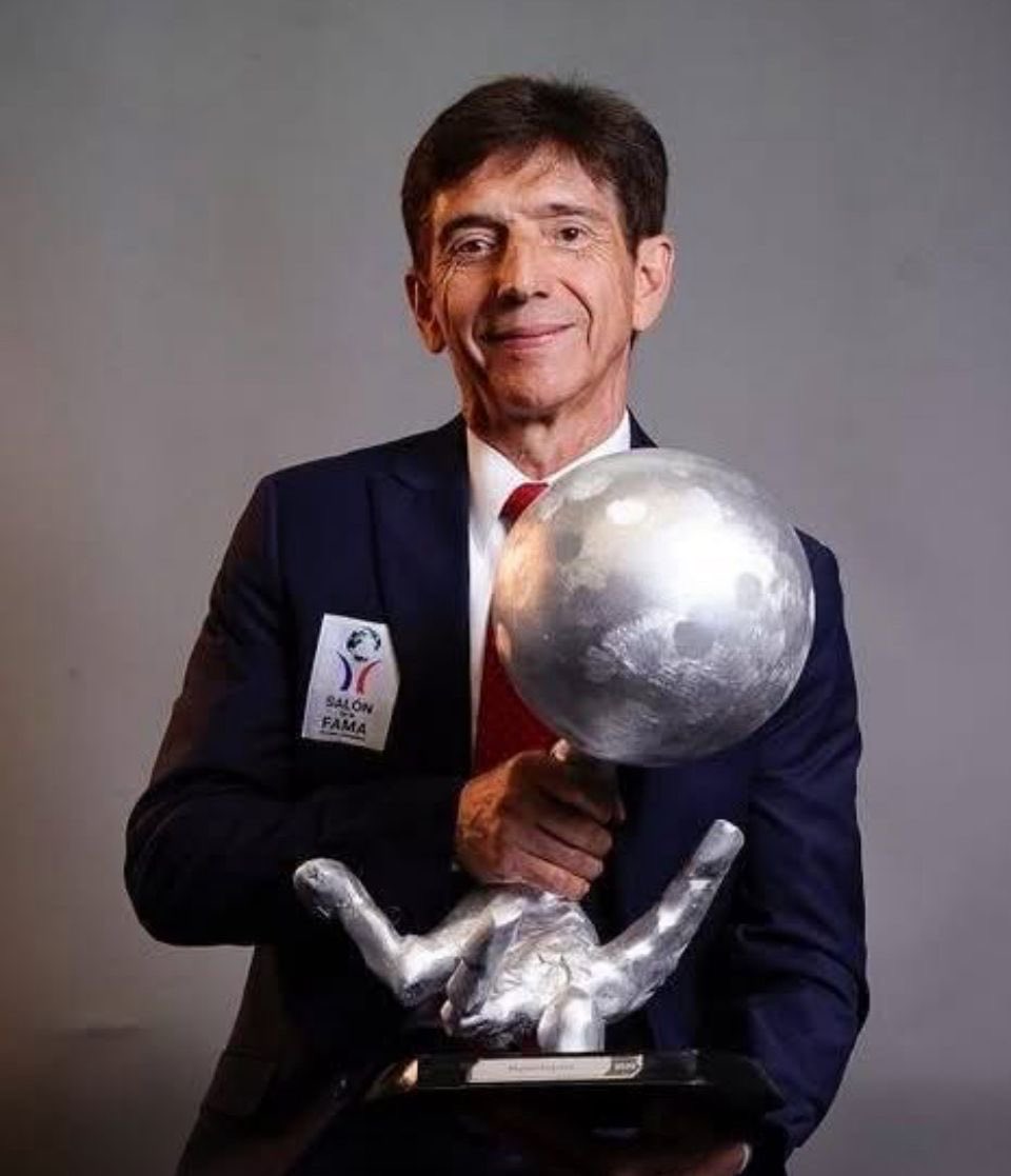 Muchas gracias a todos los que me apoyaron en mi carrera profesional a mi familia, a mis entrenadores, compañeros, equipos de fútbol (Pumas, Tigres y Santos) Selección Nacional, amigos, aficionados y periodistas, mil gracias!! Que viva el fútbol!!!