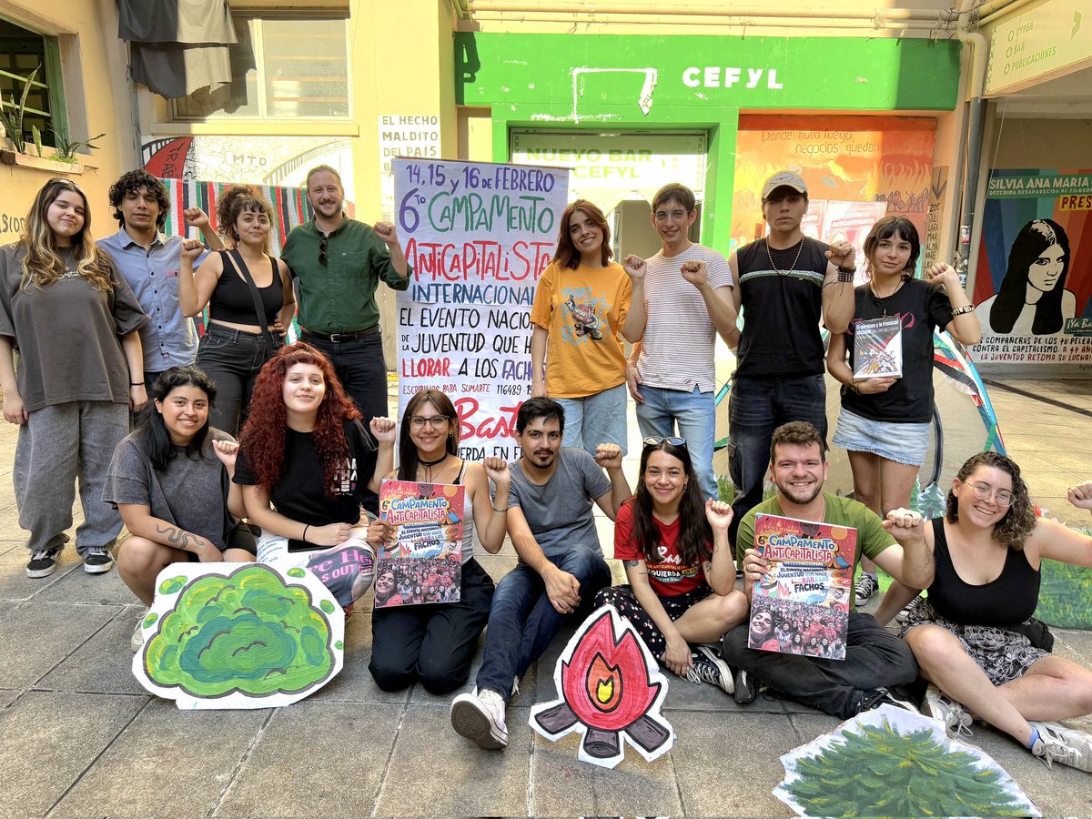 Pasaron los chads anticapitalistas por Filosofía y Letras a dar una clase de cómo domar libersalames. El capitalismo no va más, el anticapitalismo es irresistible 🔥