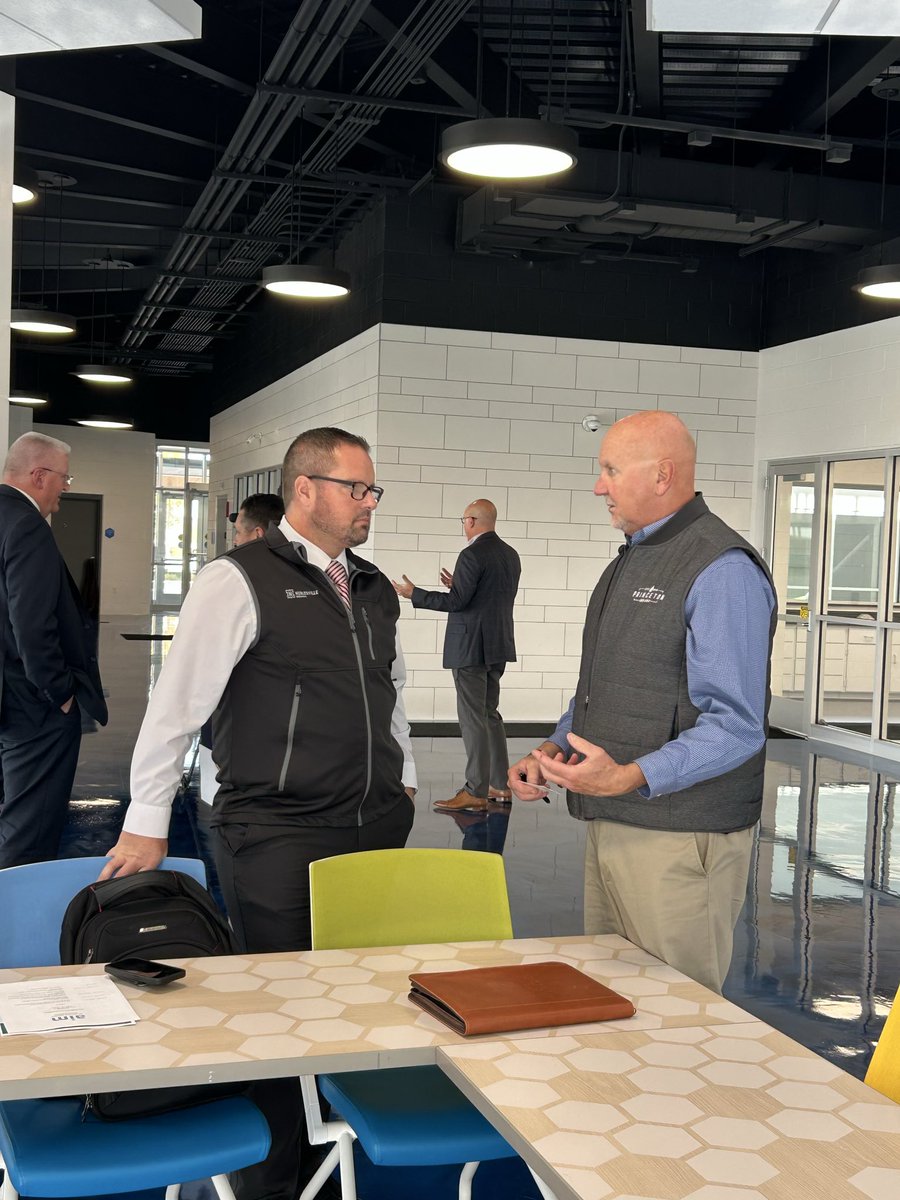 I had breakfast with some rock-solid local leaders — talking through real solutions for the real challenges our communities face.

While Washington can’t seem to keep the lights on, cities and towns are doing the work: feeding families, paving roads, and clearing snow.