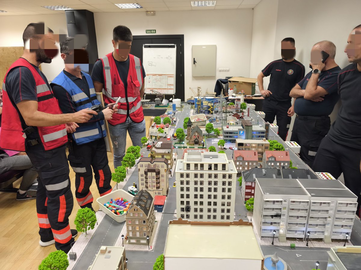MarinoPatxi's tweet photo. Jornada intensiva de formación #GOM con maquetas de #DisasterCity en el curso organizado por @APTBBomberos para mandos y bomberos del ayuntamiento de Santander @BombSantander 

Ha sido un grupo que me ha demostrado una gran hospitalidad y han recibido con mucho interés la metodología #GOM de @ENSOSP

Por mi parte les he obsequiado con galletas @GaliciaBiscuits y Bica de Trives
