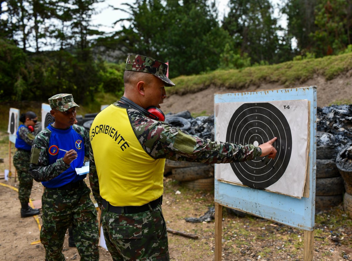 En el marco del #EntrenamientoMilitar, el personal de la División de Aviación Asalto Aéreo del <a href="/COL_EJERCITO/">Ejército Nacional de Colombia</a> desarrolló un polígono de armas largas en #Bogotá.

Estos ejercicios reflejan el compromiso, la disciplina y el entrenamiento constante que hacen de los hombres y mujeres