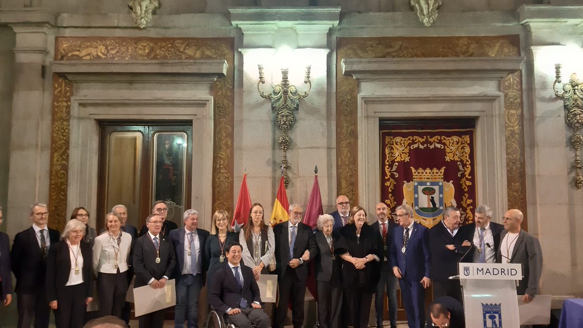 En el día de ayer se otorgaron las medallas a los nuevos Miembros Numerarios y de Honor del Instituto de Estudios Madrileños, en un acto celebrado en el Patio de Cristales de la Casa de la Villa <a href="/MADRID/">Ayuntamiento Madrid</a>, y que contó con la presencia de <a href="/BorjaFanjul/">Borja Fanjul</a>