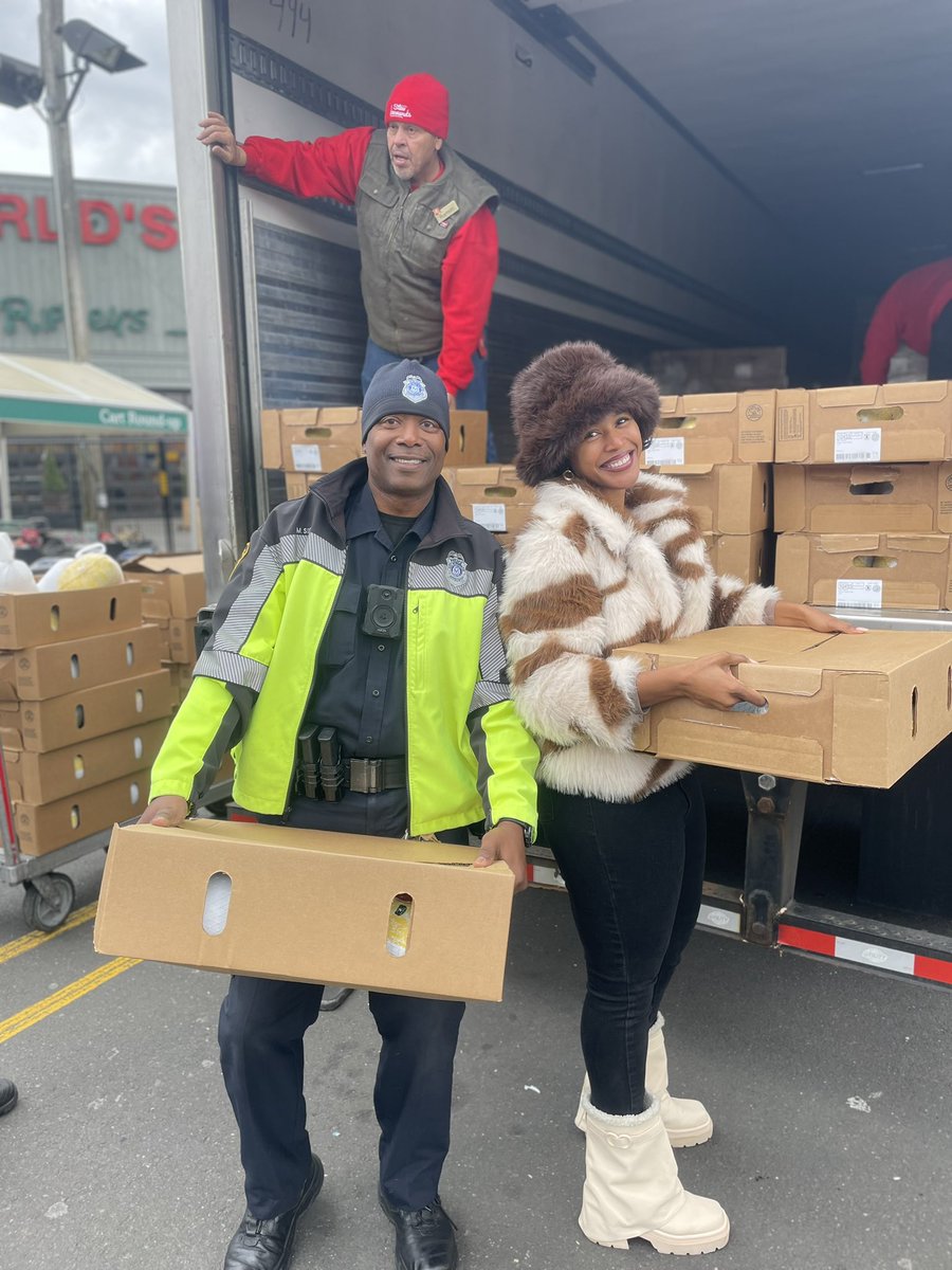 Members of the NPD joined Stew Leonard’s today for their annual Turkey Brigade event.  Together with the Stew Leonard’s team, our officers helped give away hundreds of turkeys to local charities and community organizations to support families in need this Thanksgiving.