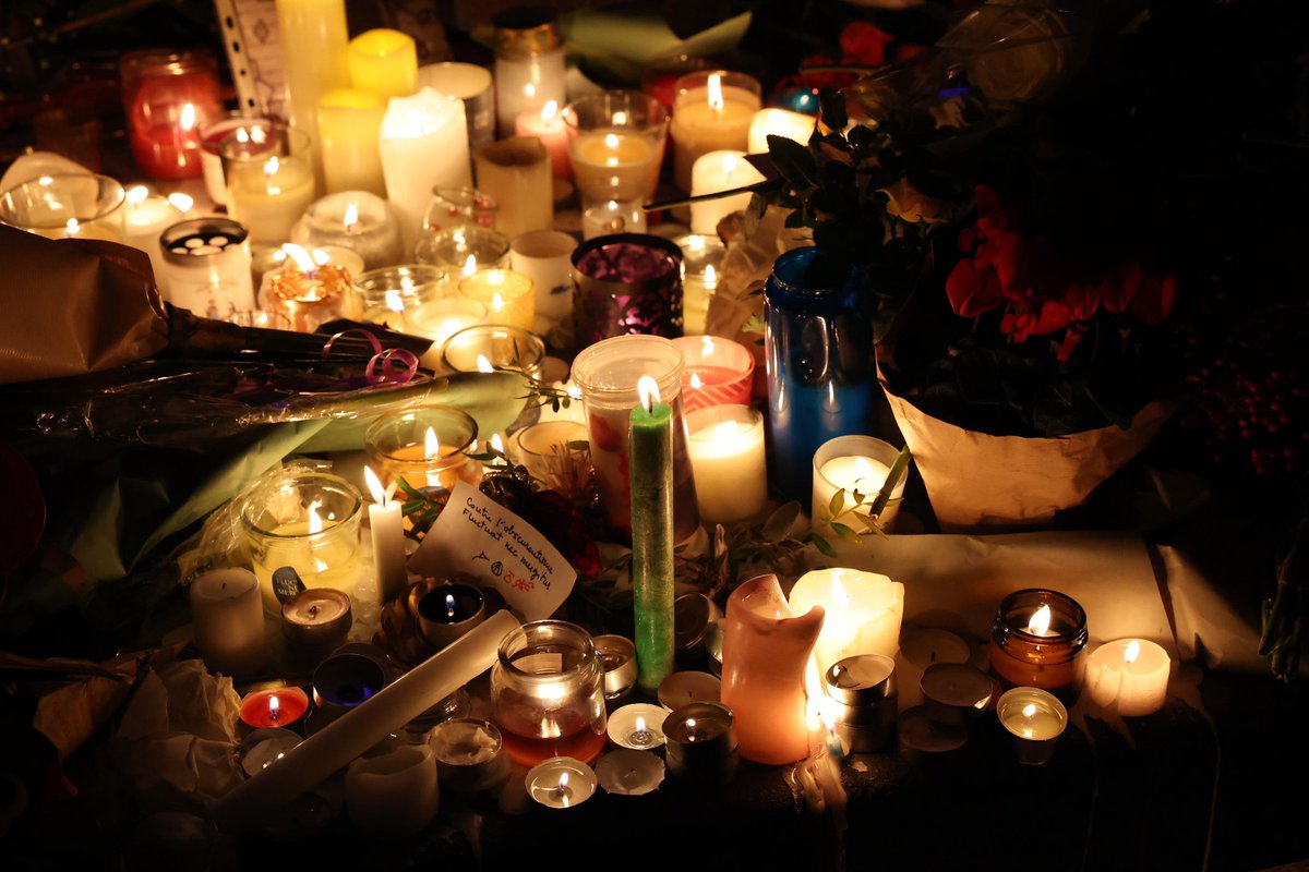 BorisVallaud's tweet photo. Dix ans. 🕯️

Ce soir-là, du #13novembre, nos vies ont vacillé et nous avons su que plus rien ne serait jamais comme avant. L'inhumanité d'un attentat islamiste qui voulait anéantir qui nous sommes. Un stade, le Bataclan, des terrasses de restaurants, la culture, la vie. 

Ce soir-là, 130 morts. Des victimes qui avaient tous les visages de la France.

Ce soir-là, L'effroi, la stupeur, l'horreur.

Dix ans. Je pense ce soir aux absents et leurs proches, à celles et ceux qui portent encore la nuit en eux. Je pense aux forces de sécurité et de secours comme à tous les agents publics qui se sont déployés avec un puissance exceptionnelle face à l'horreur inédite. Je pense aussi à toutes celles et ceux, anonymes, qui ont tendu la main dans la nuit, souvent sans un mot, par simple humanité. Je pense enfin à ce que nous avons su protéger : la liberté d’aimer, de rire, d’aller écouter de la musique, de partager un verre, de vivre sans haine ni peur.

L'Etat a tenu, notre pays a tenu, nous avons tenu. Face à la haine, nous avons choisi la vie, la fraternité, la République. 

Se souvenir, c’est rester debout, ensemble. Nous n'oublierons jamais.