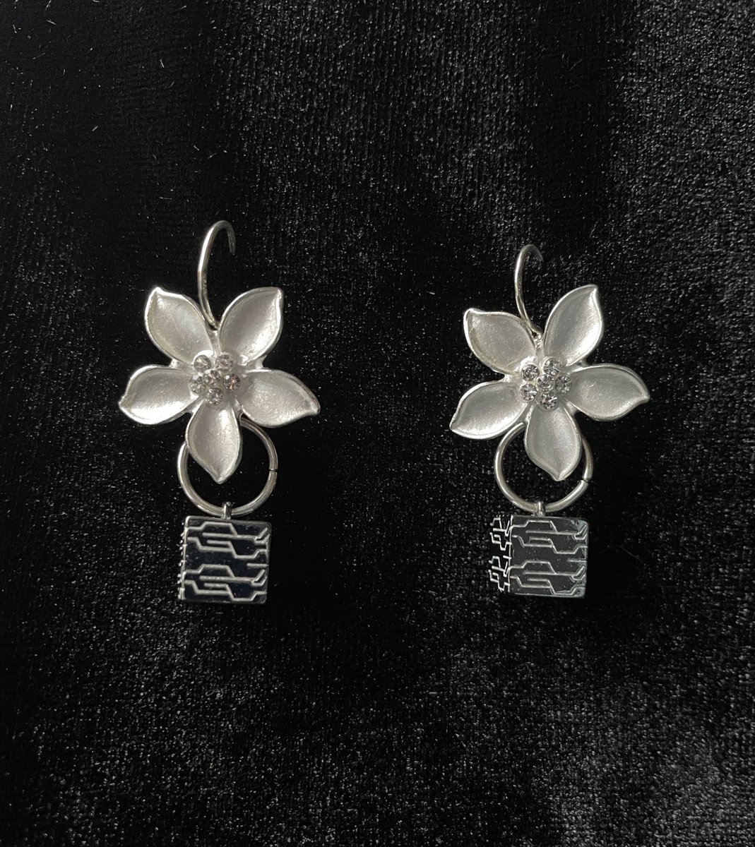 _guavie's tweet image. okay the nierrings (nier earrings) are live on et/sy! 🔗 below &amp;amp; in bio!