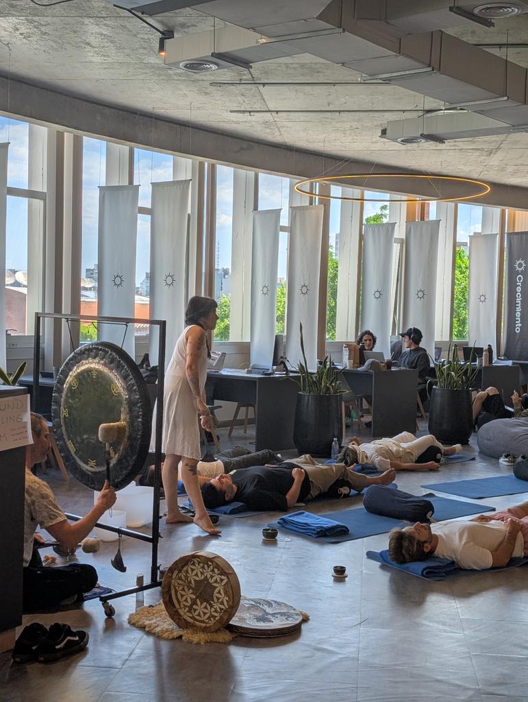 Day 2 highlights @ Startup House Buenos Aires:
- AMA on VC pitching
- Surprise sound bath 
- 0-1 Marketing 
- Furbie stickers