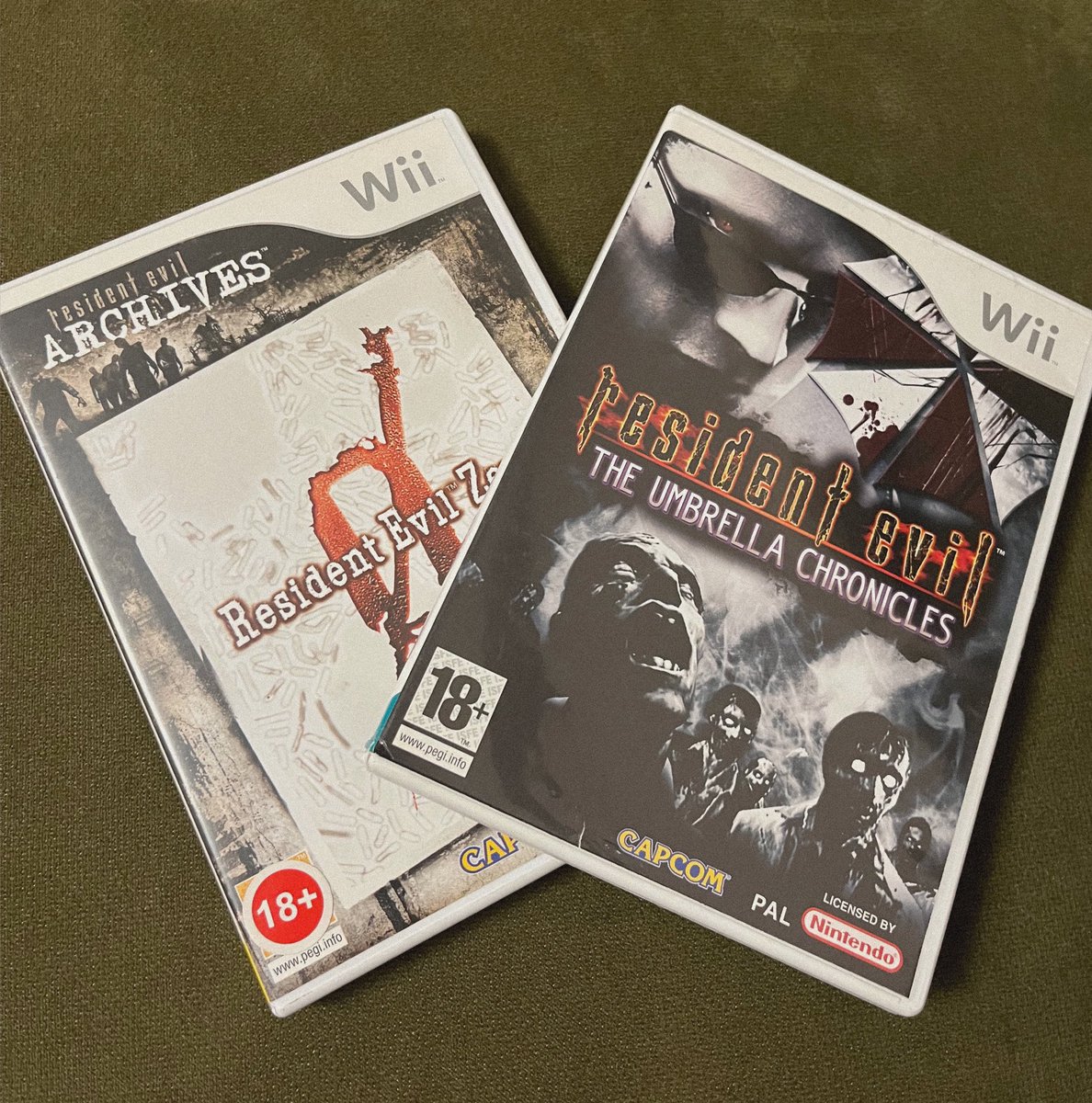 quyeenoft54's tweet image. Happy anniversaries to RE0 and RETUC!
Despite having different gameplay styles, they still tell great stories, especially the Umbrella’s End scenario!
I hope we’ll see them on modern platforms one day…

#REBHFun #ResidentEvil0 #RETUC 
#UmbrellasEndneedsOwnGame