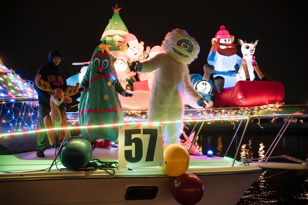 TheWharfDC's tweet image. Bundle up and bring your holiday cheer—there’s only 23 days until the Holiday Boat Parade &amp;amp; Party at #TheWharfDC on 12/6! 🎄

Enjoy sparkling boats, fireworks, photos by the Christmas tree, visits with Santa, games, and festive fun for all ages! 🎅✨