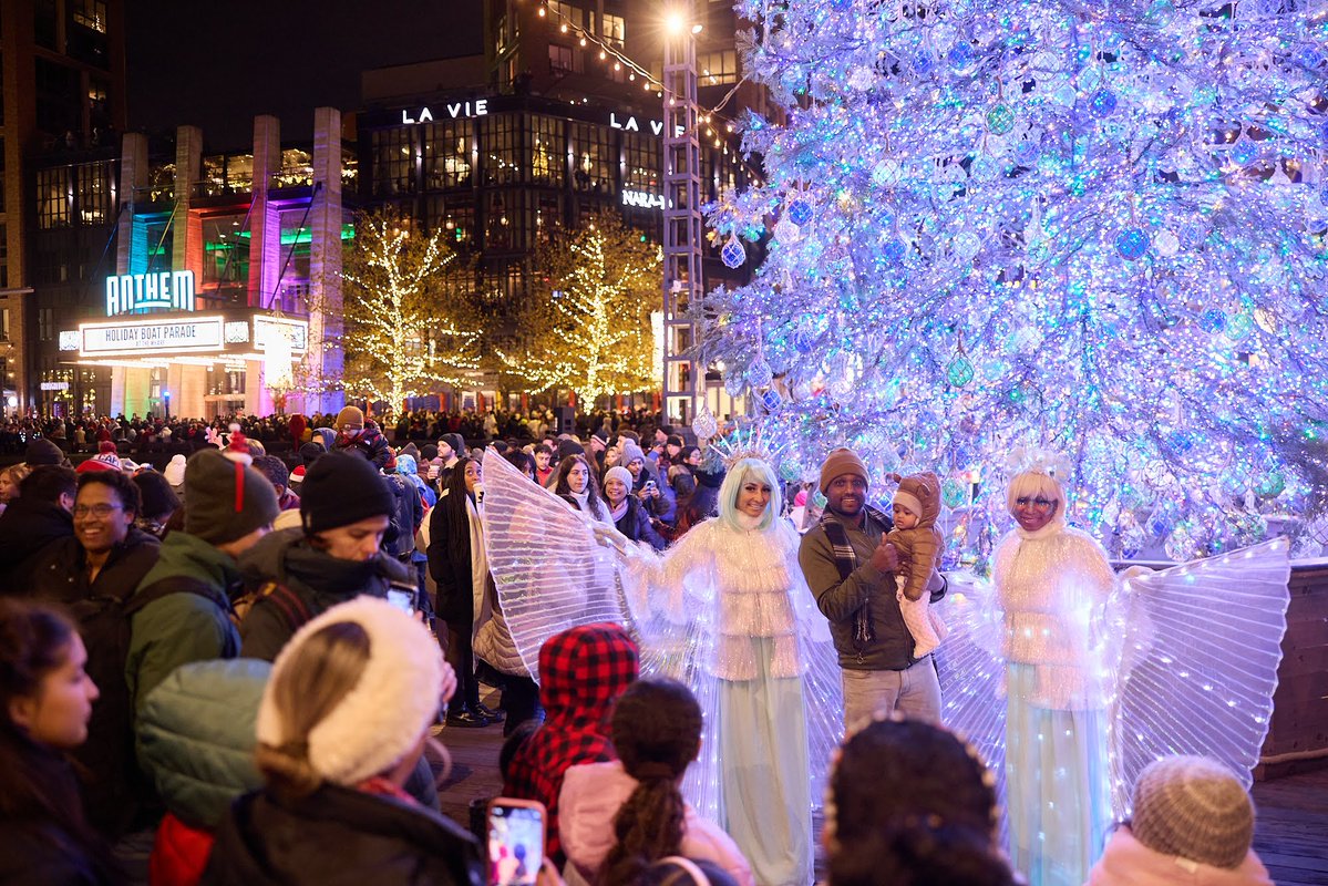 TheWharfDC's tweet image. Bundle up and bring your holiday cheer—there’s only 23 days until the Holiday Boat Parade &amp;amp; Party at #TheWharfDC on 12/6! 🎄

Enjoy sparkling boats, fireworks, photos by the Christmas tree, visits with Santa, games, and festive fun for all ages! 🎅✨