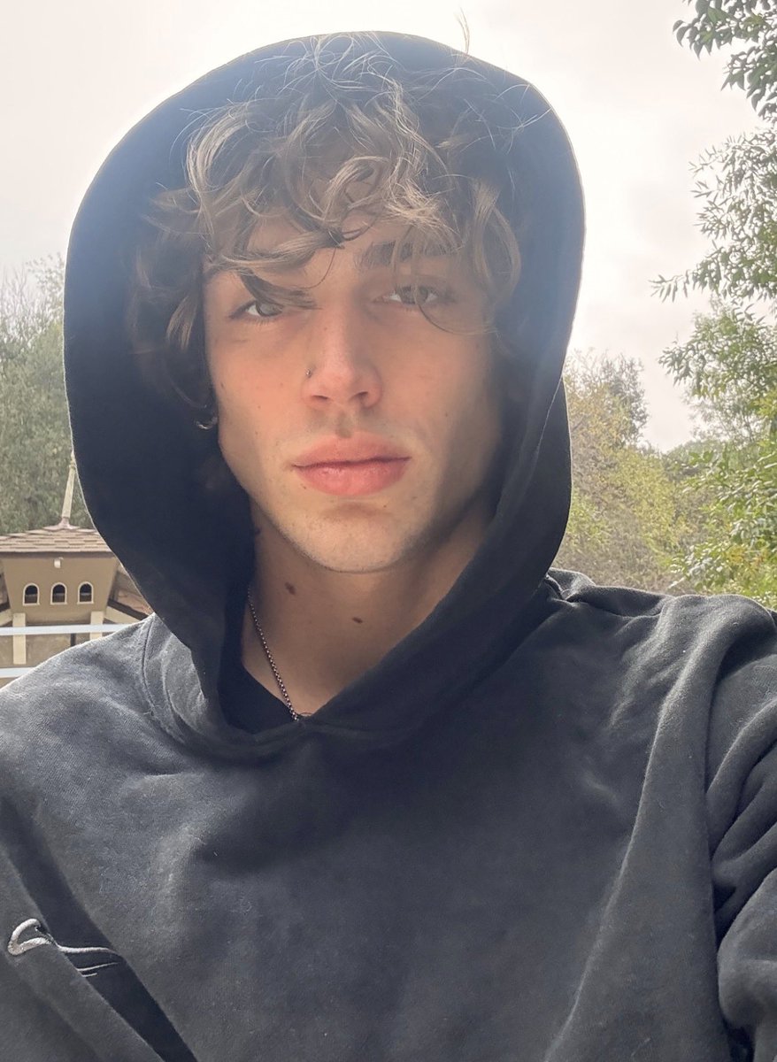 hackerxwright_'s tweet image. THE NOSE PIERCING AND THE LONG HAIR? HE&apos;S BACK 😏