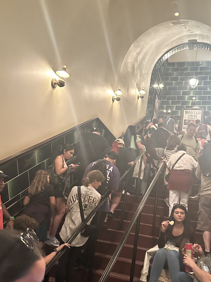 Bigpapajohhn's tweet image. All these dumb fucking idiots really waited 300+ minutes to get on this Harry Potter ride I just waltzed my ass in and jumped in at the end of the line. 

#AintNobodyGotTimeForThat
#DontHateThePlayerHateTheGame
#ThisNiggaDontNeedNoExpressPass
#Himothy