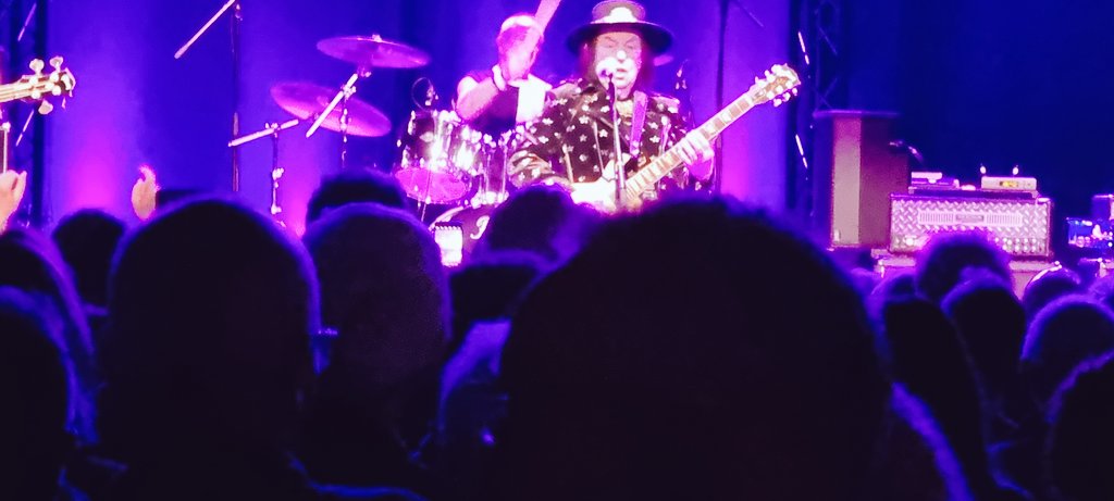 Live bij een band rock en roll uit de 70 tigger jaren uit Engeland, in Uden, bij de Pull.
Wie?
Het is wel weer genieten, met al die ouwe klassiekers.
Klein tipje fare fare away.