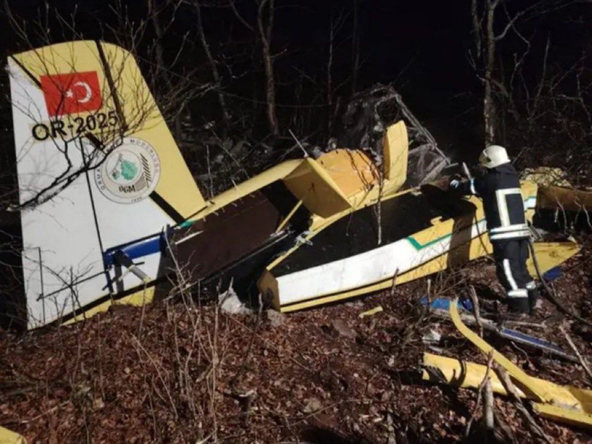 CarkCaddesi's tweet image. #SONDAKİKA
🔴Hırvatistan'da düşen Tarım ve Orman Bakanlığı'na ait yangın söndürme uçağında bir pilotumuz şehit oldu.

🔴Hırvatistan’da düşen yangın söndürme uçağında şehit olan pilot Hasan Bahar’ın, ağustos ayında Muğla’daki uçak kazasından yaralı kurtulduğu ortaya çıktı.