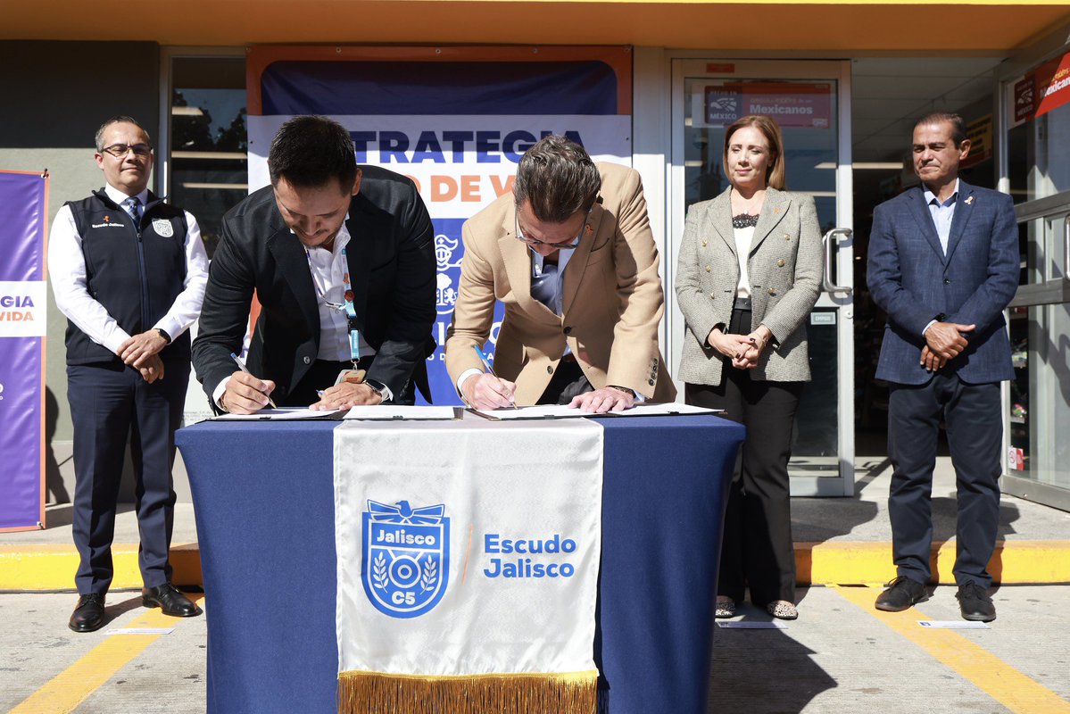 Como parte de la estrategia Pulso de Vida, a través de la Secretaría de <a href="/IgualdadJalisco/">Sría. Igualdad Sustantiva entre Mujeres y Hombres</a> y el <a href="/C5EscudoJalisco/">C5 Escudo Jalisco</a>, firmamos dos convenios con la cadena OXXO para poner en marcha el programa “Punto Seguro OXXO”.