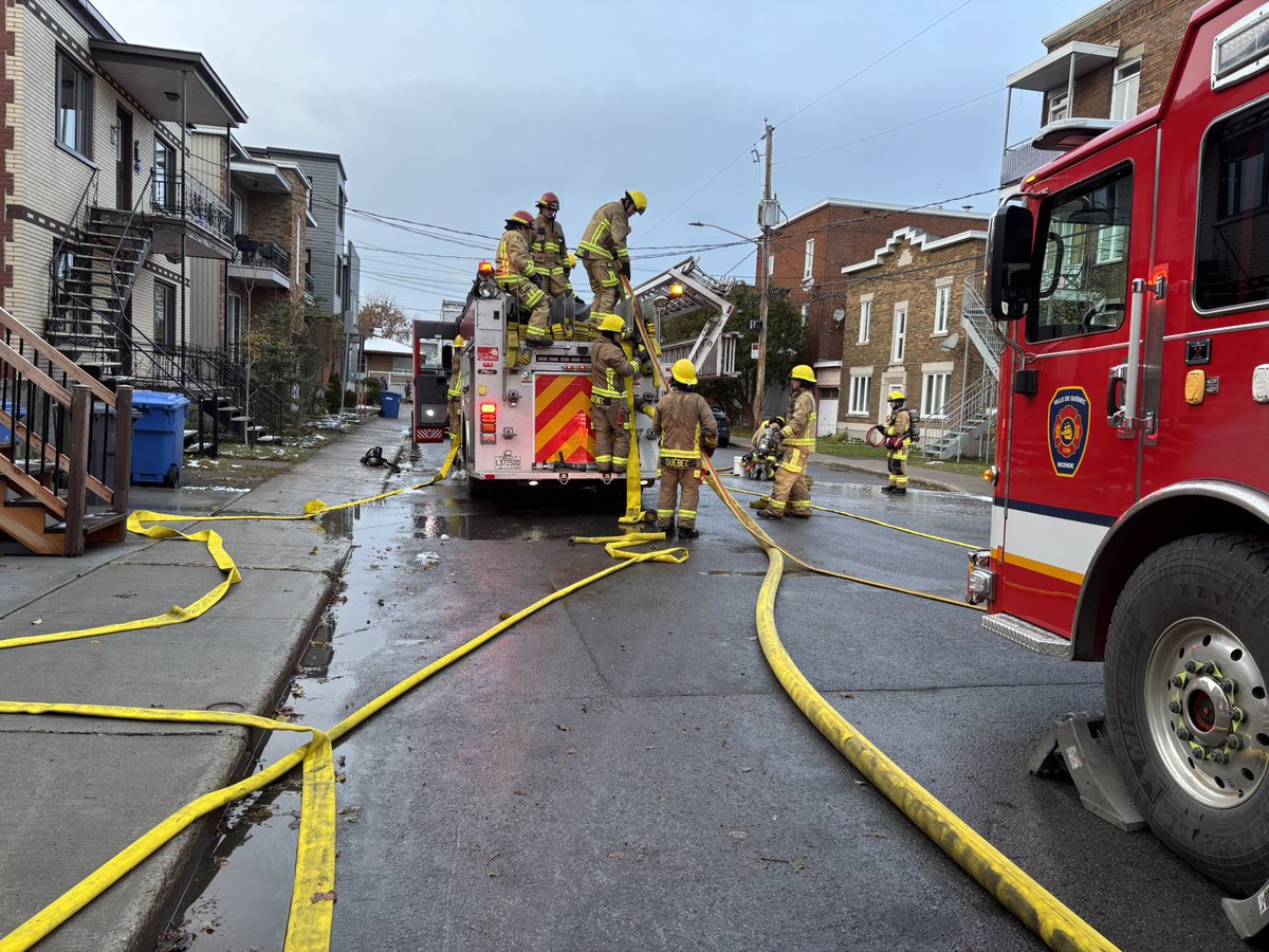 #INCENDIE | 2e alarme | 236 rue de Dieppe | Situation maîtrisée | Feu limité à un logement du 3e étage | 30 pompiers | Bâtiment isolé en électricité par <a href="/hydroquebec/">Hydro-Québec</a> | Les pompiers récupèrent les équipements | Commissariat aux incendies sur les lieux