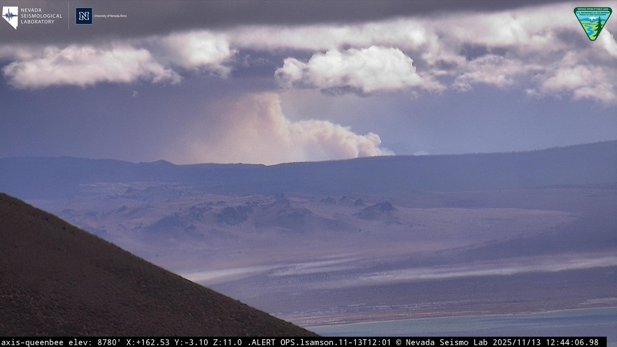 KernFiregraph's tweet image. #PackFire has jumped hwy 395 and is now moving north on the west side of the lake.