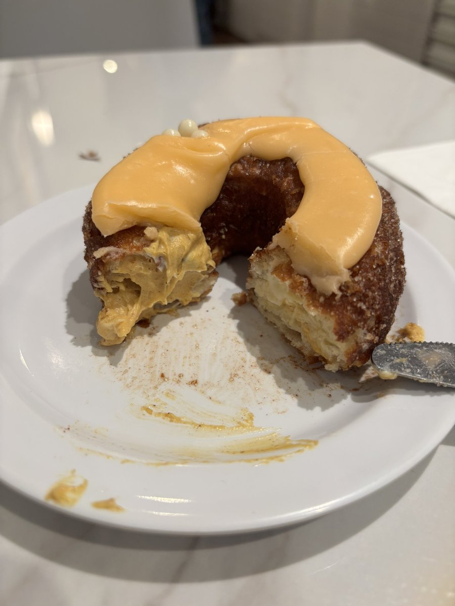 daidaitrip's tweet photo. 生まれて初めてのドミニク・アンセルベーカリーのクロナッツ体験。季節のフレーバー、パンプキン&チーズケーキ味!
甘い&カロリー爆弾ですな。美味いけど。
#dominiqueansel
#cronut https://t.co/VTxriS558U